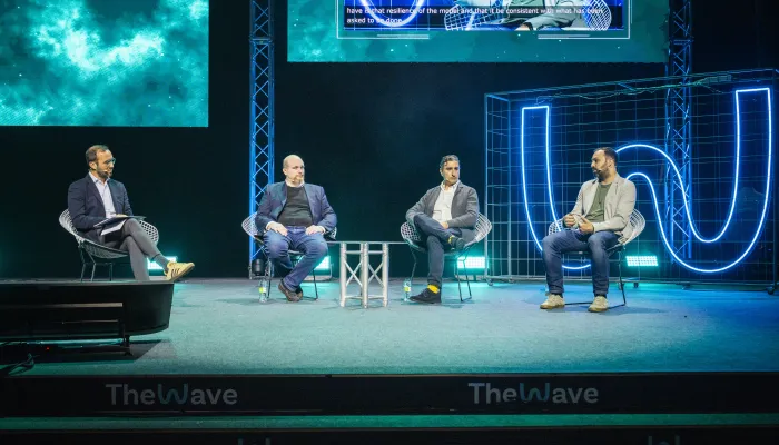Imagen de la mesa  “IA en modo industrial: algoritmos y agentes en el mundo físico”, durante el congreso The Wave. 