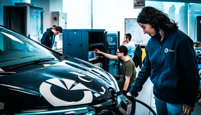 El proyecto se apoya en la experiencia de CIRCE en integración del vehículo eléctrico en la red, recarga bidireccional, microrredes, almacenamiento y servicios Vehicle-to-Grid.