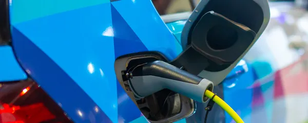 Vehículo eléctrico en estación de carga