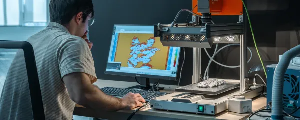 Técnico de CIRCE trabajando con la cámara hiperespectral en el laboratorio de visión artificial.