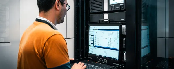La virtualización de protección y control redefine la operación de red. Analiza por qué las arquitecturas tradicionales se quedan atrás y cómo abordar esta transición con garantías.