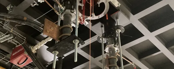 El demostrador integra distintas tecnologías de electrificación que actúan de forma combinada para controlar la temperatura del horno, así como el flujo, garantizando que la fusión de la frita se mantenga estable conforme a las especificaciones del proceso. 