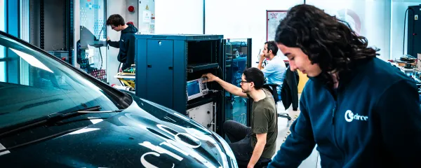 Investigadores de CIRCE trabajando en el laboratorio de Sistemas Eléctricos.