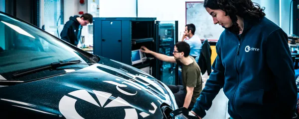 El proyecto se apoya en la experiencia de CIRCE en integración del vehículo eléctrico en la red, recarga bidireccional, microrredes, almacenamiento y servicios Vehicle-to-Grid.