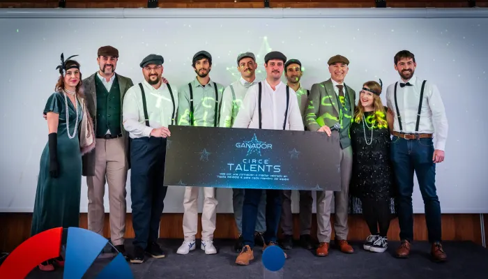Foto del equipo DescarbonIA, recibiendo el premio. 
