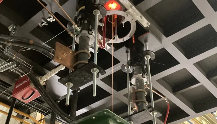 El demostrador integra distintas tecnologías de electrificación que actúan de forma combinada para controlar la temperatura del horno, así como el flujo, garantizando que la fusión de la frita se mantenga estable conforme a las especificaciones del proceso. 
