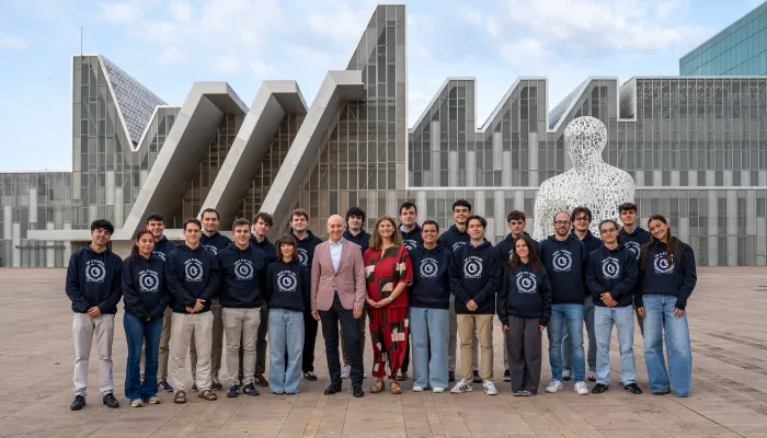 El CEO de CIRCE, Andrés Llombart, y la subdirectora, Elena Calvo, con los nuevos academies. 